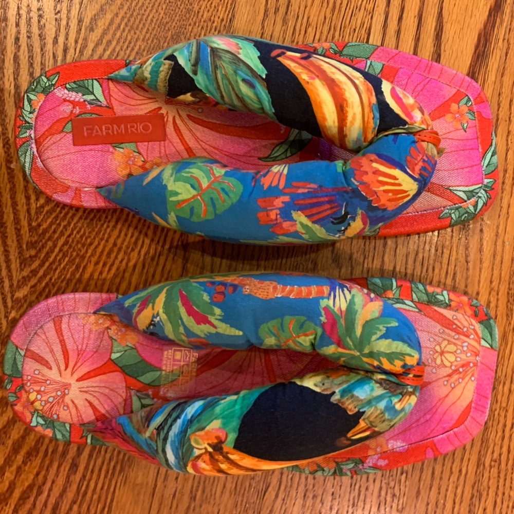 FARM Rio Women's Tropical Print Puffy Flip Flops Sandals